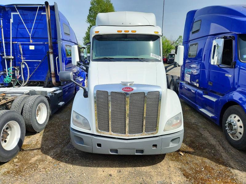 2018 Peterbilt All other VIN 1XPBDP9XXJD472043 COPART salvage auction — MINOR DENT/SCRATCHES, OR - CERTIFICATE OF TITLE, sold $25,000 on 2026-07-27 (photo 9)