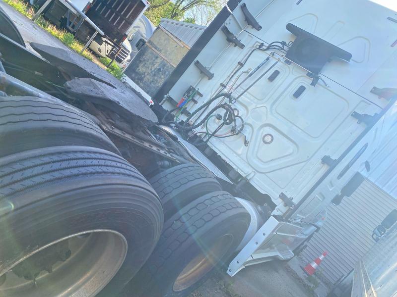 2018 Freigliner All other VIN 1FUJGLDR7JLKA8701 COPART salvage auction — MINOR DENT/SCRATCHES, CT, sold $3,150 on 2026-07-07 (photo 4)