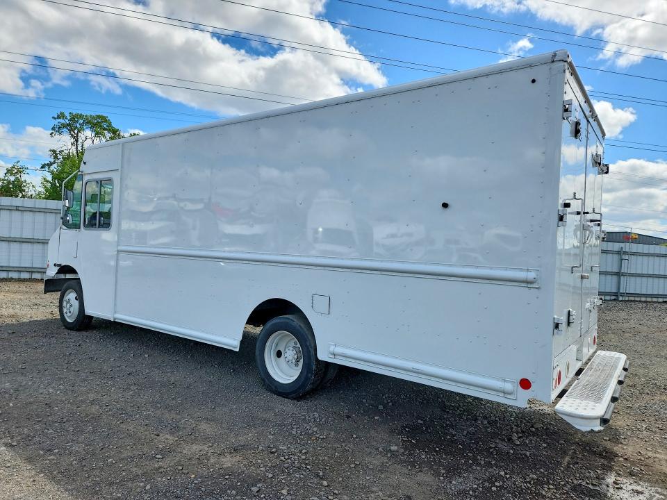 2016 Freightliner All other VIN 4UZAC2DV1GCHX0616 COPART salvage auction — MINOR DENT/SCRATCHES, CT, sold $7,000 on 2026-07-28 (photo 2)