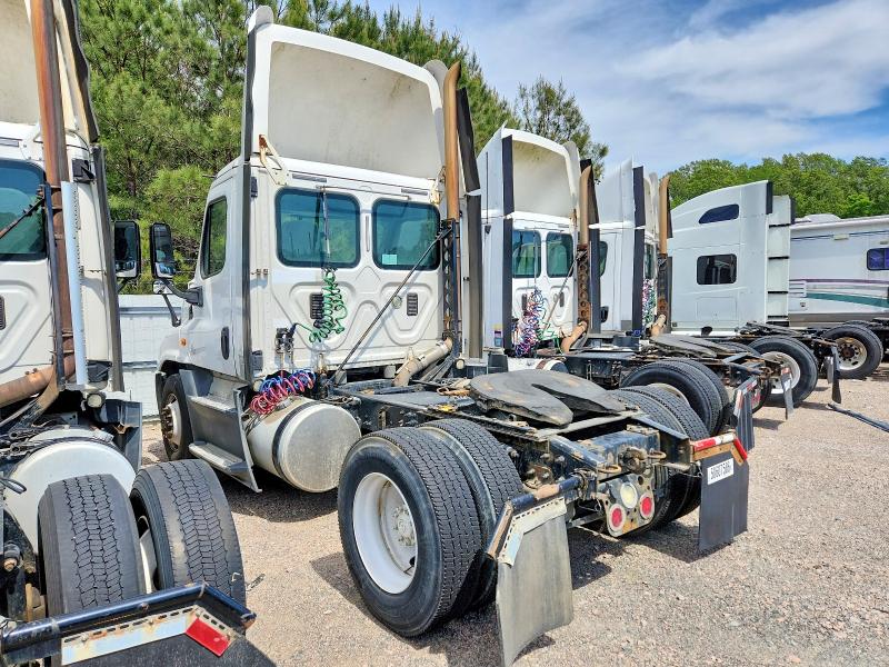 2016 Freightliner All other VIN 1FUBGEDV4GLHC5656 COPART salvage auction — NORMAL WEAR, IN - CERTIFICATE OF TITLE, sold $5,000 on 2026-07-27 (photo 3)