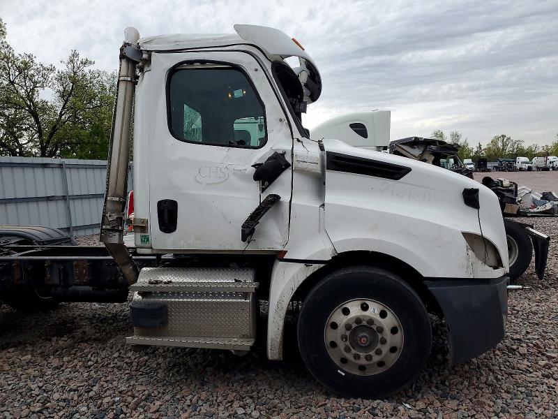 2021 Freightliner All other VIN 3AKJHLDV1MSMU2856 COPART salvage auction — MINOR DENT/SCRATCHES, MN - CERTIFICATE OF TITLE, sold $6,000 on 2026-07-08 (photo 9)
