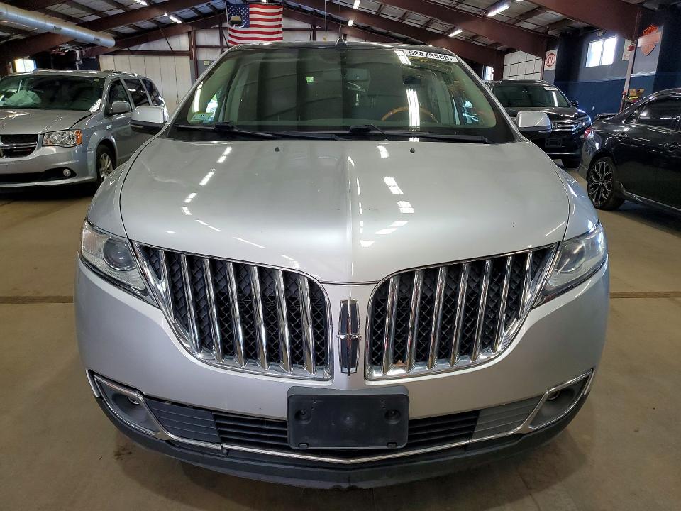 2015 Lincoln townhouse Mkx VIN 2LMDJ8JK9FBL24312 COPART salvage auction — MINOR DENT/SCRATCHES, MA - CERTIFICATE OF TITLE, sold $1,950 on 2026-07-03 (photo 5)