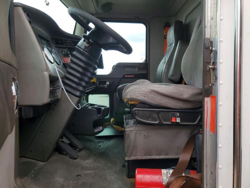 2015 Kenworth T370 VIN 2NKHHM7X1FM443516 COPART salvage auction — MINOR DENT/SCRATCHES, IN - CERTIFICATE OF TITLE, sold $8,000 on 2026-07-29 (photo 5)