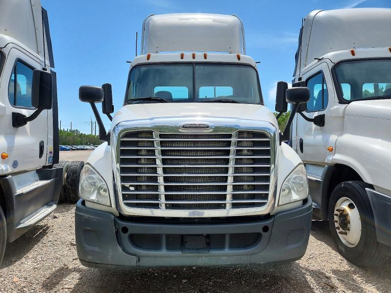 2016 Freightliner All other VIN 1FUBGEDV4GLHC5656 COPART salvage auction — NORMAL WEAR, IN - CERTIFICATE OF TITLE, sold $5,000 on 2026-07-28 (photo 9)