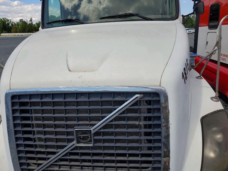 2005 Volv Vn VIN 4V4NC9GH65N390260 COPART salvage auction — FRONT END, CZ, sold $950 on 2026-07-30 (photo 7)