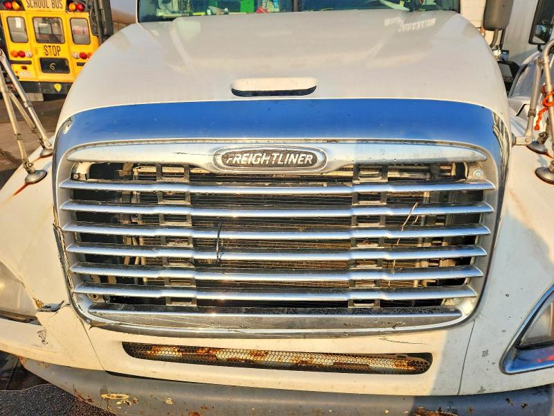 2007 Freightliner All other VIN 1FUJA6CK77LX78671 COPART salvage auction — ALL OVER, OH - CERT OF TITLE-SALVAGE, sold $3,800 on 2026-07-09 (photo 7)