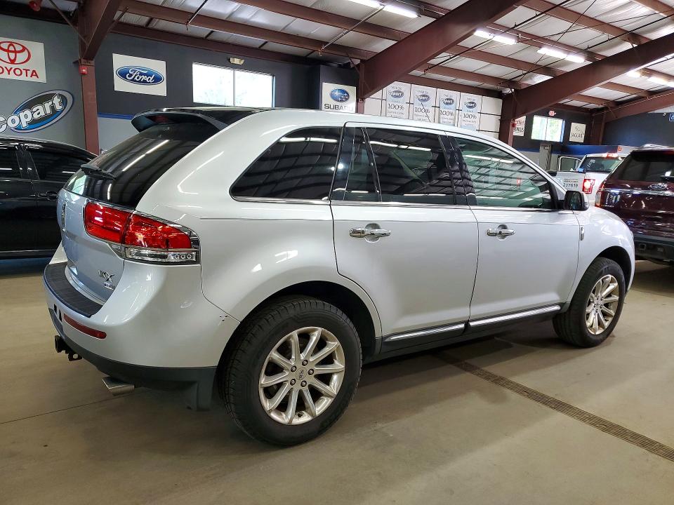 2015 Lincoln townhouse Mkx VIN 2LMDJ8JK9FBL24312 COPART salvage auction — MINOR DENT/SCRATCHES, MA - CERTIFICATE OF TITLE, sold $1,950 on 2026-07-03 (photo 3)