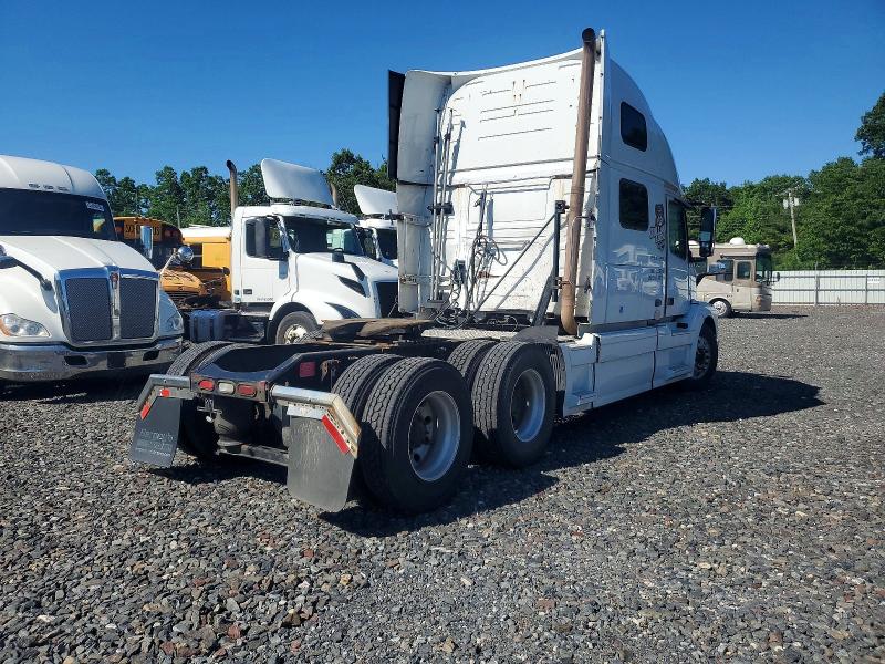 2015 Volvo Vnl VIN 4V4NC9EH8FN919826 COPART salvage auction — NORMAL WEAR, Pa - Cert Of Title, sold $1,700 on 2026-07-18 (photo 4)