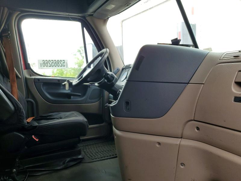 2017 Freightliner Cascadia 125 VIN 3AKJGLDR5HSHF1093 COPART salvage auction — MINOR DENT/SCRATCHES, IL - CERT OF TITLE-REBUILT, sold $3,400 on 2026-07-09 (photo 5)
