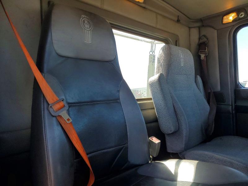 2015 Kenworth All other VIN 1XKBAJ8X4FJ442736 COPART salvage auction — NORMAL WEAR, DV, sold $5,900 on 2026-07-09 (photo 6)