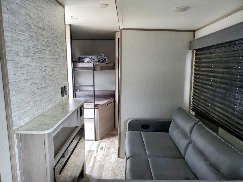2022 Dutchmen travel Recreation VIN 4YDTCMN20NH932548 COPART salvage auction — NORMAL WEAR, AB - BOS - ACTIVE, sold $15,300 on 2026-07-07 (photo 4)