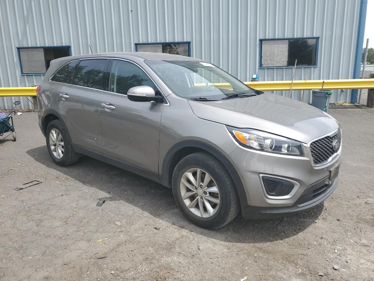 2017 Kia Sorento VIN 5XYPG4A33HG280545 COPART salvage auction — Vandalized, Salvage, sold $5,600 on 2024-08-14 (photo 4)