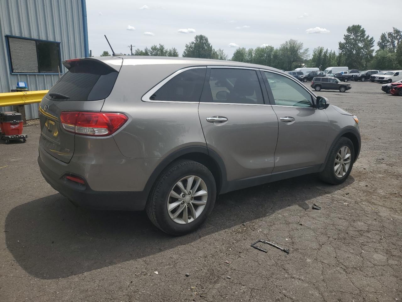 2017 Kia Sorento VIN 5XYPG4A33HG280545 COPART salvage auction — Vandalized, Salvage, sold $5,600 on 2024-08-14 (photo 3)