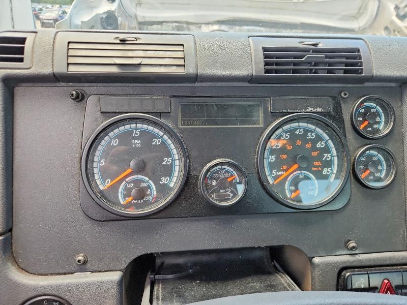 2018 Freightliner Cascadia 113 VIN 3AKBGADV8JSJN2668 COPART salvage auction — NORMAL WEAR, IN - CERTIFICATE OF TITLE, sold $1,450 on 2026-07-16 (photo 8)