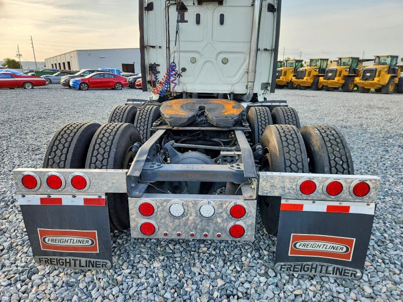 2015 Freightliner All models VIN 1FUJGLBG5FLGS1622 COPART salvage auction — MINOR DENT/SCRATCHES, FL - CERT OF TITLE SLVG REBUILDABLE, sold $3,600 on 2026-07-23 (photo 9)