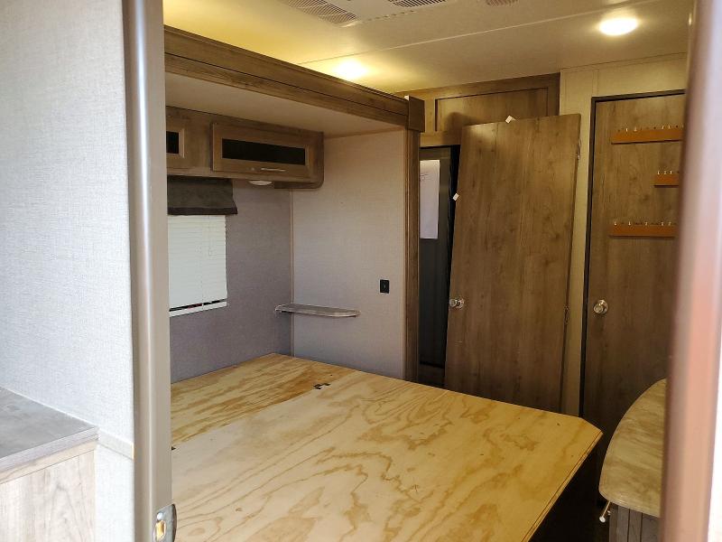 2021 Aide Trailers VIN 5ZT2ARZB3MX020947 COPART salvage auction — MINOR DENT/SCRATCHES, TX - SALVAGE TITLE-FLOOD DAMAGE, sold $3,200 on 2026-07-21 (photo 6)
