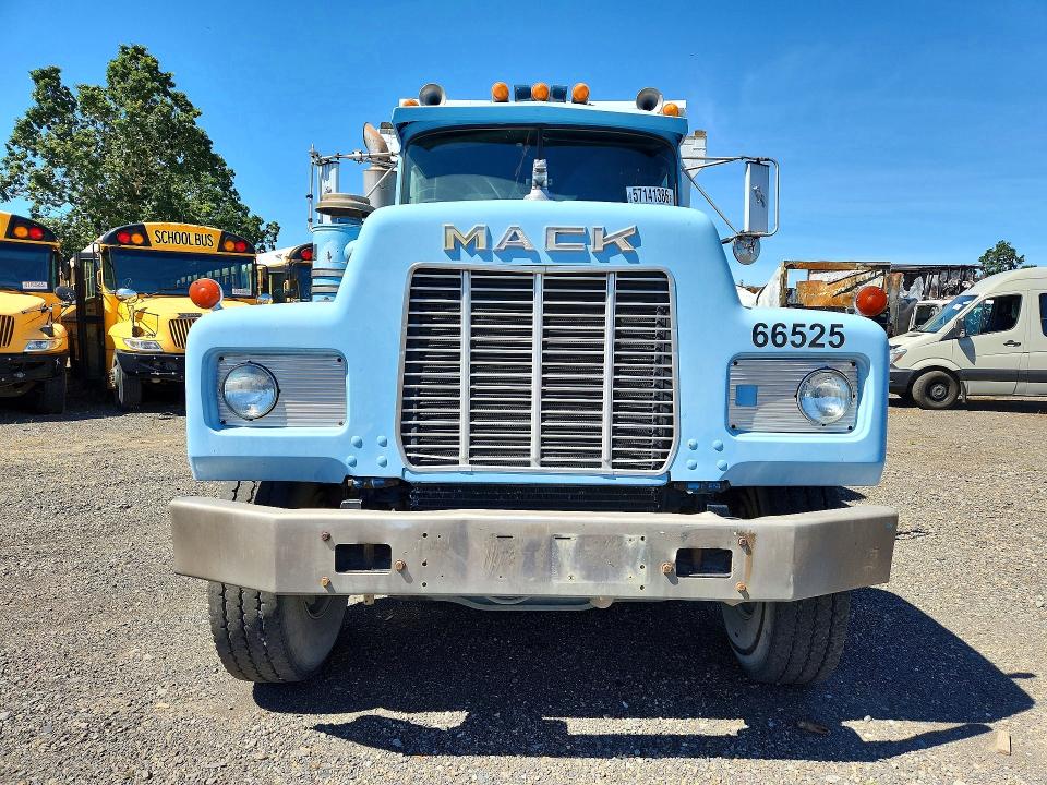 1990 Mack Rb688s VIN 1M2P270CXLM008837 COPART salvage auction — MINOR DENT/SCRATCHES, NJ - CERTIFICATE OF TITLE, sold $10,500 on 2026-07-07 (photo 5)