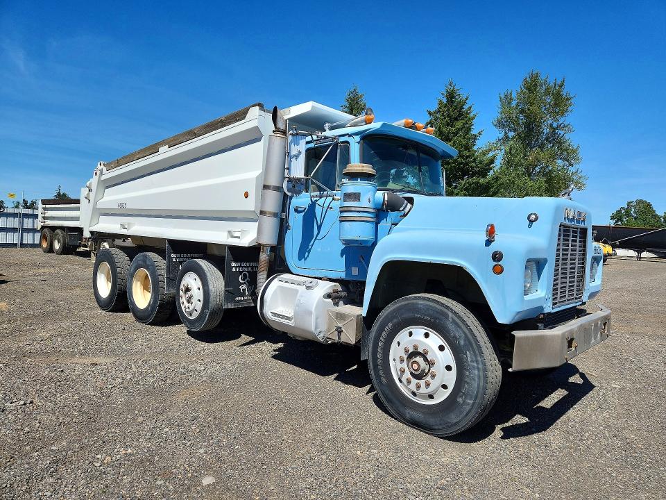 1990 Mack Rb688s VIN 1M2P270CXLM008837 COPART salvage auction — MINOR DENT/SCRATCHES, NJ - CERTIFICATE OF TITLE, sold $10,500 on 2026-07-07 (photo 4)