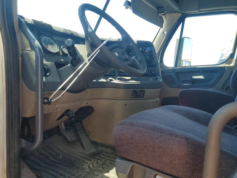 2018 Freightliner Cascadia 113 VIN 3AKBGADV0JSJN2714 COPART salvage auction — MINOR DENT/SCRATCHES, IN - CERTIFICATE OF TITLE, sold $225 on 2026-07-10 (photo 5)