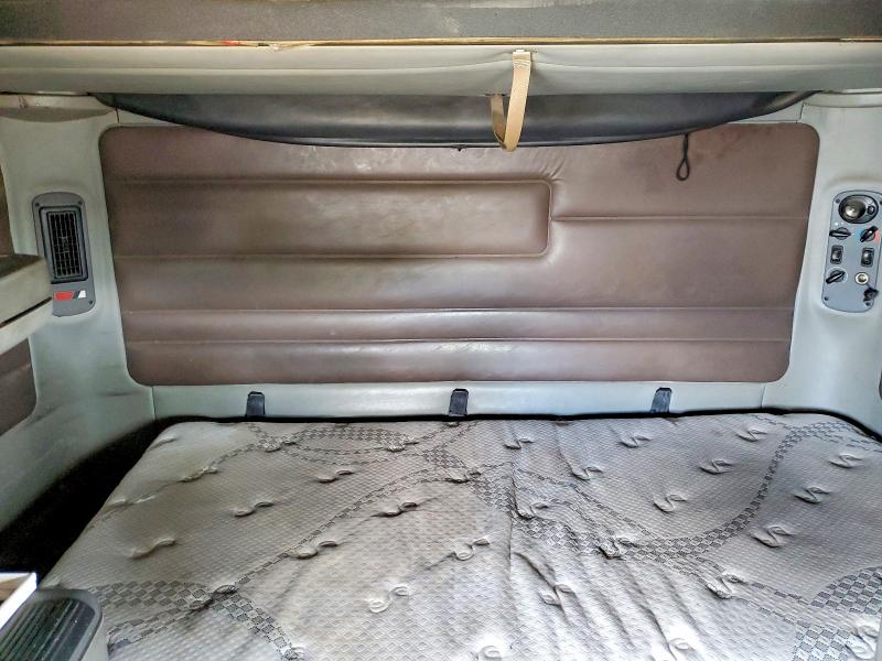 2001 Freightliner All other VIN 1FUJA3BD81LH00377 COPART salvage auction — MINOR DENT/SCRATCHES, FL - CERTIFICATE OF TITLE, sold $3,100 on 2026-08-03 (photo 6)