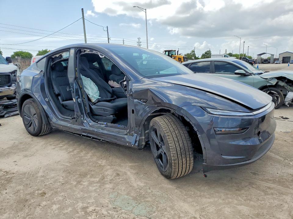 2026 Tesla Model y VIN 7SAYGDEE7TA635782 COPART salvage auction — SIDE, Fl - Cert Of Title Slvg Rebuildable, sold $5,700 on 2026-07-23 (photo 4)