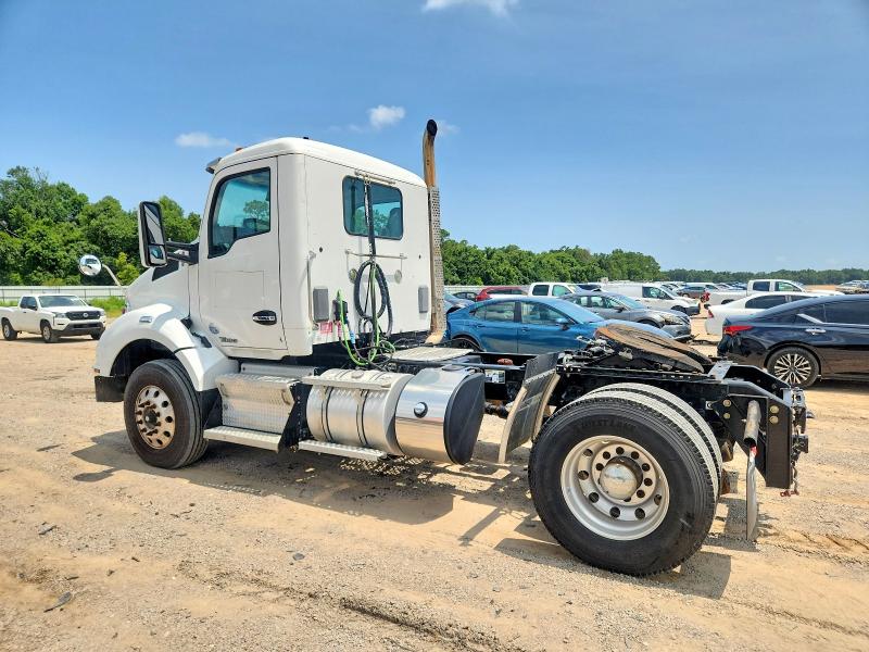 2017 Kenworth All other VIN 1XKZAP8X1HJ172255 COPART salvage auction — MINOR DENT/SCRATCHES, CT, sold $11,700 on 2026-08-18 (photo 3)