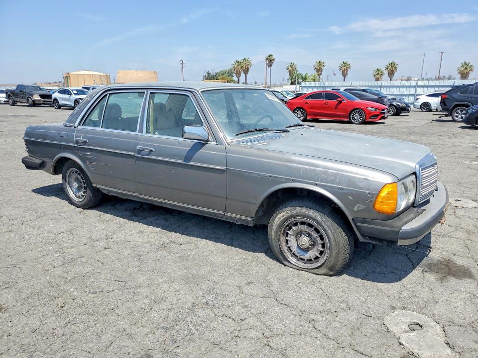 1981 Merz 280-class VIN WDB12303312090551 COPART salvage auction — NORMAL WEAR, DT, sold $150 on 2026-07-09 (photo 4)