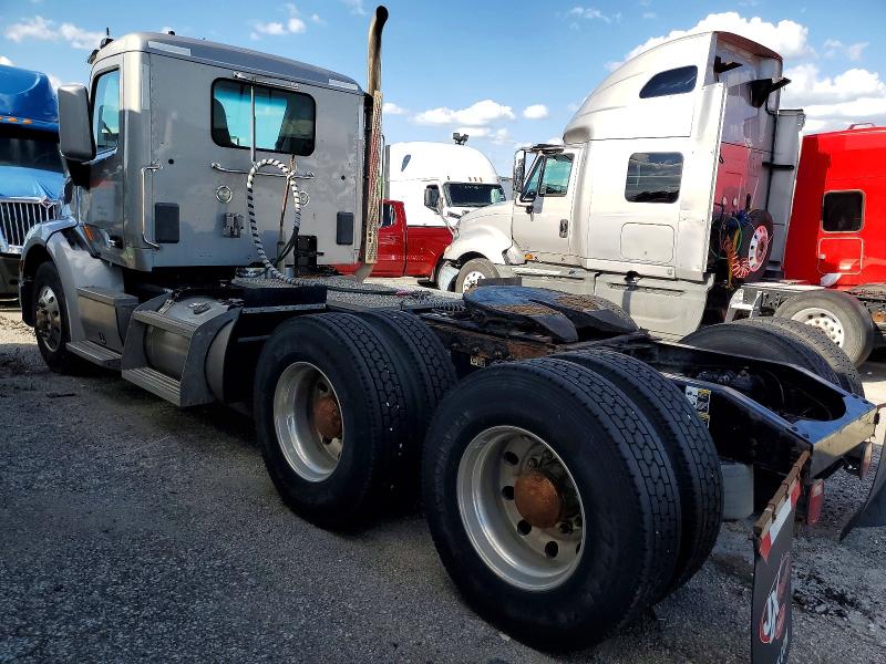 2017 Peterbilt All other VIN 1XPBDP9X8HD358407 COPART salvage auction — NORMAL WEAR, IL - CERTIFICATE OF TITLE, sold $8,000 on 2026-07-07 (photo 3)