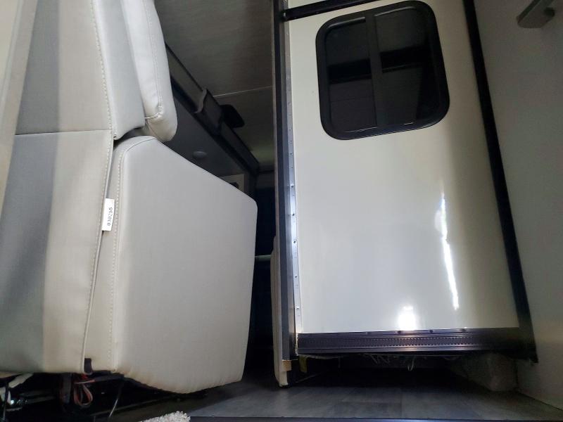 2021 Kyrv Montana VIN 4YDF37624M4700862 COPART salvage auction — MINOR DENT/SCRATCHES, MD - CERT OF SALVAGE > 75% DAMAGE, sold $21,700 on 2026-07-09 (photo 5)