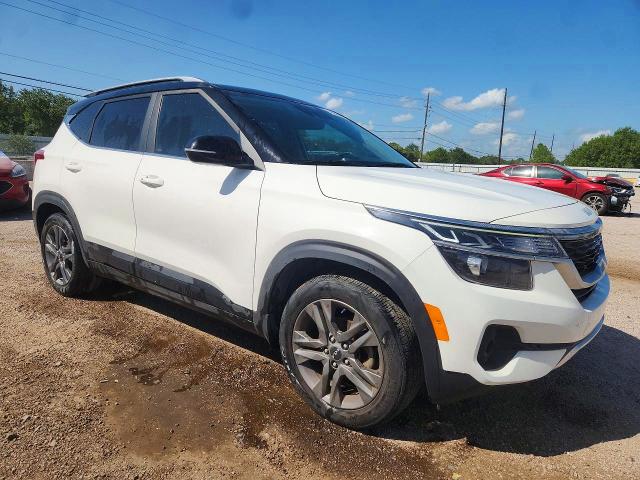 2023 Kia Seltos VIN KNDEU2AA9P7395150 COPART salvage auction — NORMAL WEAR, Tx - Certificate Of Title, sold $13,000 on 2026-07-16 (photo 4)