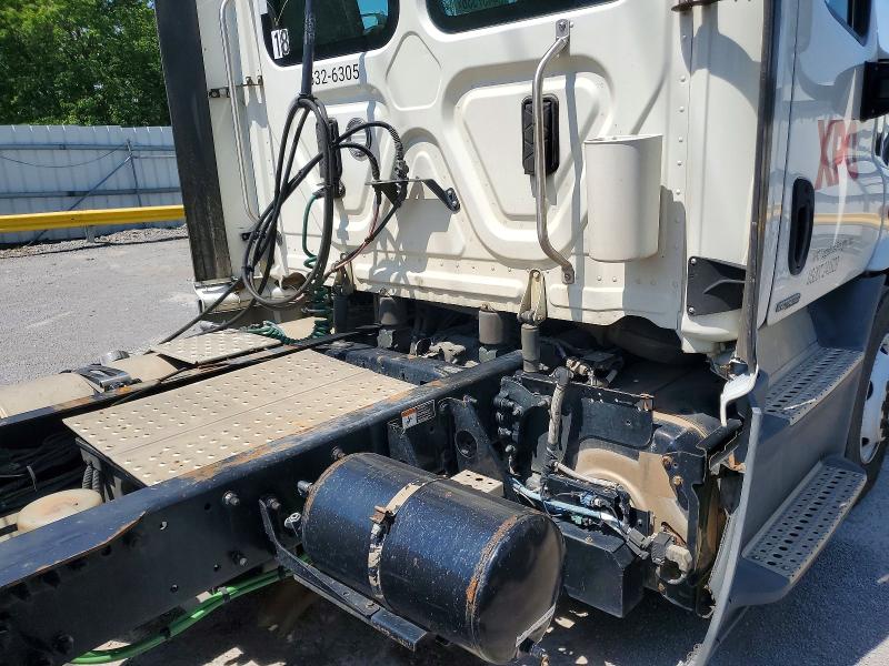 2017 Freightliner All other VIN 3AKBGADV3HSJD0535 COPART salvage auction — MINOR DENT/SCRATCHES, IN - CERTIFICATE OF TITLE, sold $250 on 2026-07-10 (photo 9)