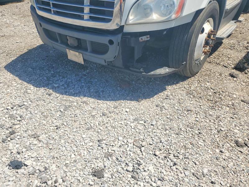 2017 Freightliner Cascadia 113 VIN 3AKBGADV9HSJD0569 COPART salvage auction — FRONT END, IN - CERTIFICATE OF TITLE, sold $175 on 2026-07-23 (photo 9)