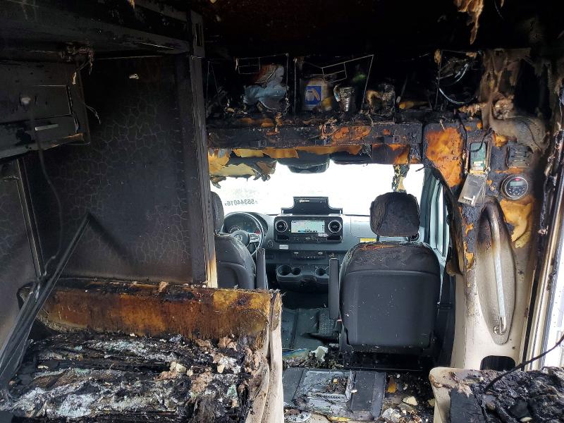 2020 Tiffen Unknown VIN W1X8E33Y0LN119178 COPART salvage auction — INTERIOR BURN, TN - SALVAGE CERTIFICATE (P), sold $5,700 on 2026-07-29 (photo 5)