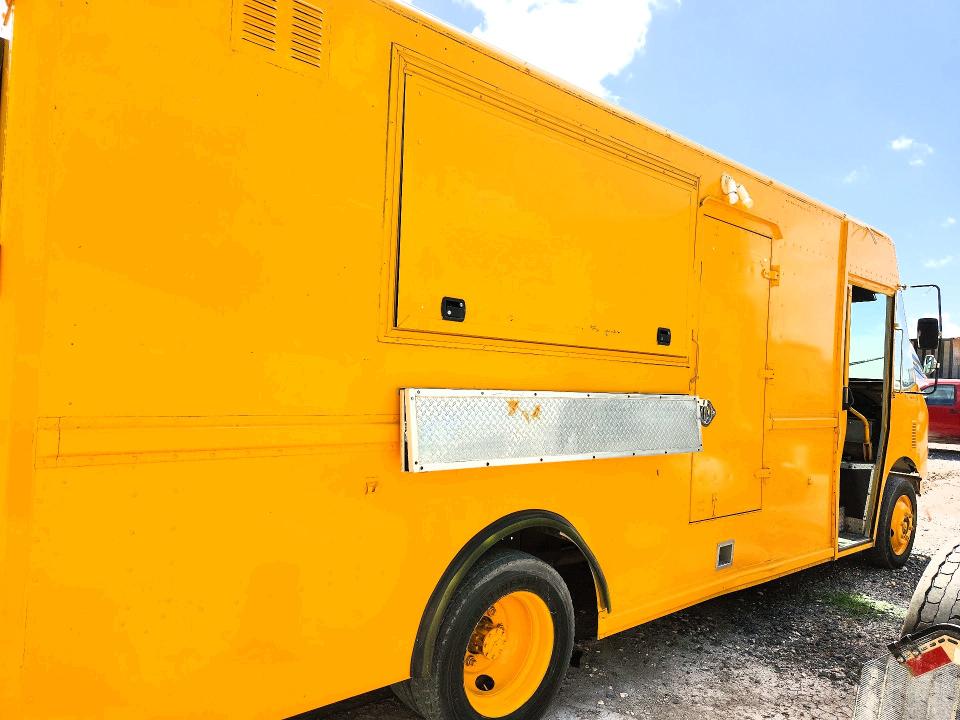 2002 Freightliner All other VIN 4UZAANCP62CK26533 COPART salvage auction — NORMAL WEAR, TX - CERTIFICATE OF TITLE (P), sold $6,600 on 2026-07-08 (photo 3)