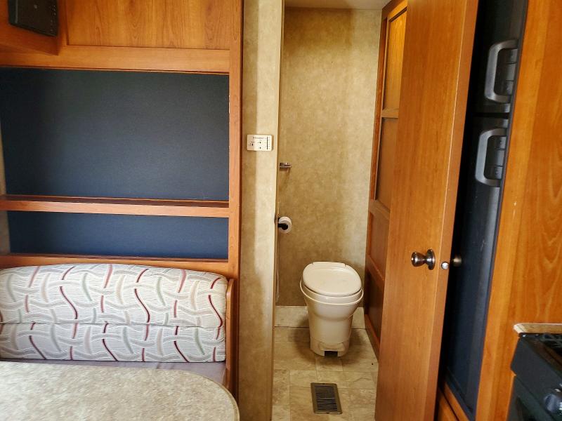 2010 Catl Coach VIN 5ZT2CALBXAA009480 COPART salvage auction — ROOF, MI - CERTIFICATE OF TITLE, sold $200 on 2026-07-24 (photo 6)