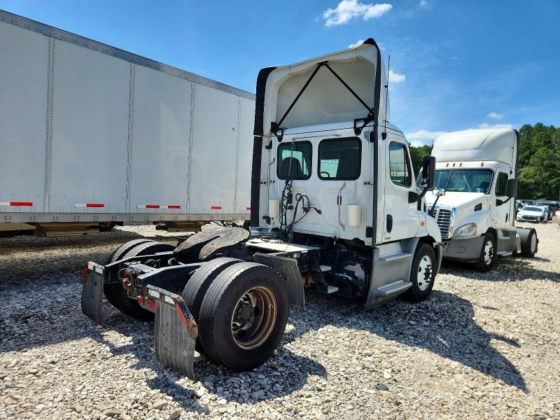 2018 Freightliner Cascadia 113 VIN 3AKBGADV8JSJN2668 COPART salvage auction — NORMAL WEAR, IN - CERTIFICATE OF TITLE, sold $1,450 on 2026-07-16 (photo 4)