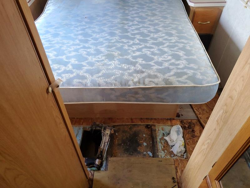 1999 Other rv F550 VIN 3FCNF53S5XJA18193 COPART salvage auction — MINOR DENT/SCRATCHES, Fl - Certificate Of Title, sold $200 on 2026-07-29 (photo 9)