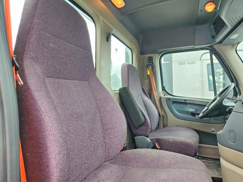 2018 Freightliner Cascadia 113 VIN 3AKBGADV1JSJN2804 COPART salvage auction — MINOR DENT/SCRATCHES, IN - CERTIFICATE OF TITLE, sold $950 on 2026-07-10 (photo 6)