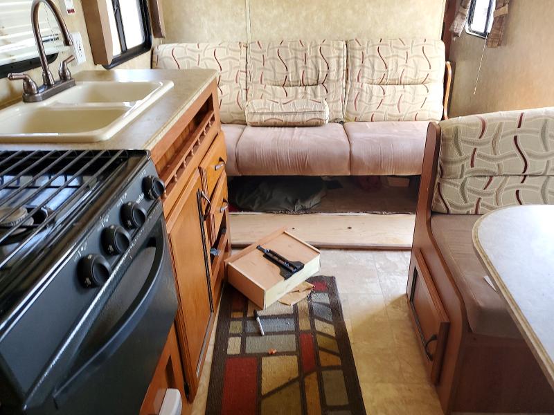2010 Catl Coach VIN 5ZT2CALBXAA009480 COPART salvage auction — ROOF, MI - CERTIFICATE OF TITLE, sold $200 on 2026-07-24 (photo 5)