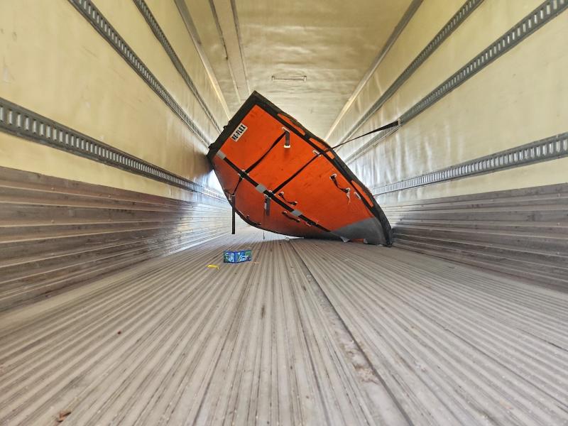 2011 Utility trailer manufacture Trailer VIN 1UYVS2537BU063401 COPART salvage auction — FRONT END, CT, sold $2,500 on 2026-07-28 (photo 9)