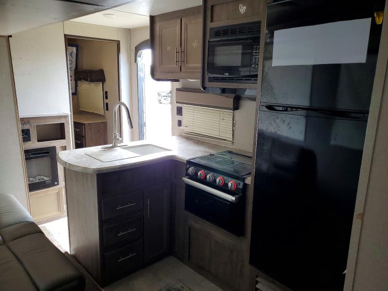 2021 Aide Trailers VIN 5ZT2ARZB3MX020947 COPART salvage auction — MINOR DENT/SCRATCHES, TX - SALVAGE TITLE-FLOOD DAMAGE, sold $3,200 on 2026-07-21 (photo 9)