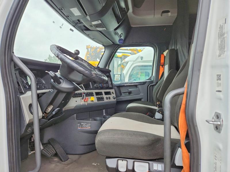 2025 Freightliner All other VIN 3AKJHHDR1SSVY4329 COPART salvage auction — NORMAL WEAR, CT, sold $70,500 on 2026-07-28 (photo 5)
