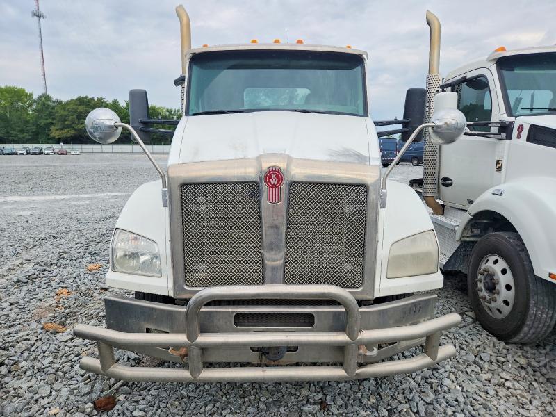 2017 Kenworth All other VIN 1XKZDP9X8HJ168595 COPART salvage auction — NORMAL WEAR, CT, sold $9,700 on 2026-07-21 (photo 9)