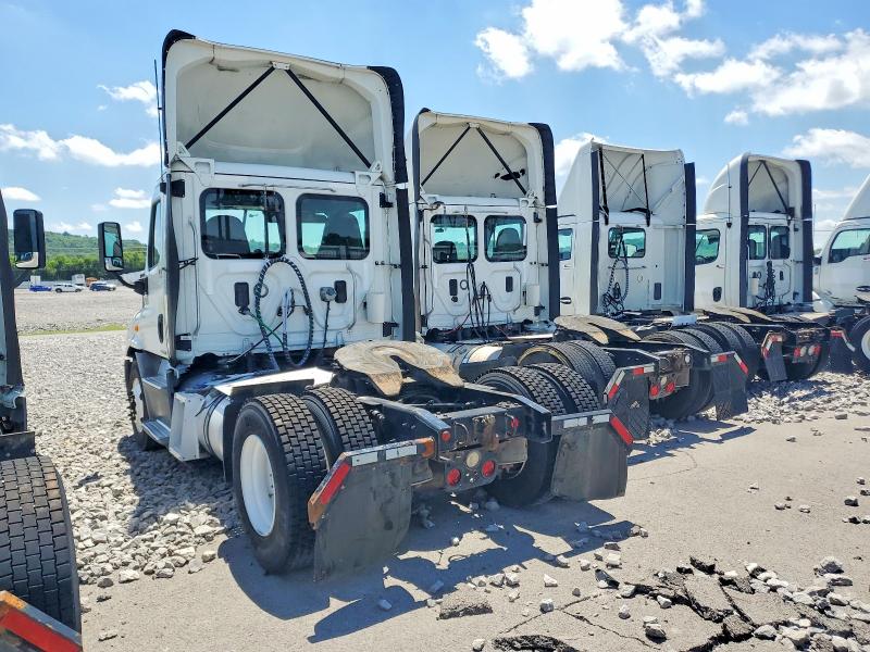 2017 Freightliner Cascadia 113 VIN 3AKBGADVXHSJD0645 COPART salvage auction — MINOR DENT/SCRATCHES, IN - CERTIFICATE OF TITLE, sold $525 on 2026-07-10 (photo 3)