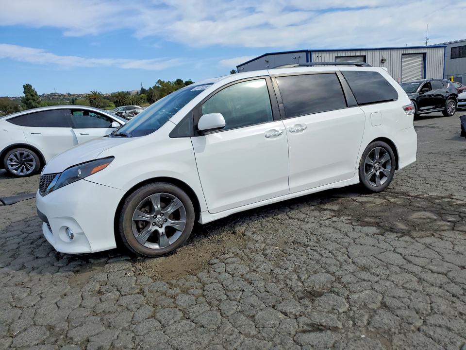 2016 Toyota Sienna VIN 5TDXK3DCXGS764461 COPART salvage auction — NORMAL WEAR, Ca - Salvage Certificate, sold $11,800 on 2026-07-24 (photo 1)
