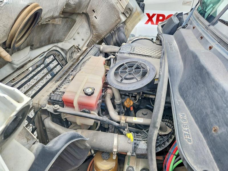 2017 Freightliner Cascadia 113 VIN 3AKBGADVXHSJD0645 COPART salvage auction — MINOR DENT/SCRATCHES, IN - CERTIFICATE OF TITLE, sold $525 on 2026-07-10 (photo 7)