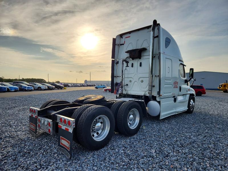 2015 Freightliner All models VIN 1FUJGLBG5FLGS1622 COPART salvage auction — MINOR DENT/SCRATCHES, FL - CERT OF TITLE SLVG REBUILDABLE, sold $11,400 on 2026-08-06 (photo 4)