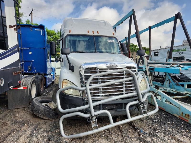 2015 Freightliner All other VIN 1FUJGLD54FLGE0637 COPART salvage auction — SIDE, SV, sold $2,000 on 2026-07-09 (photo 9)