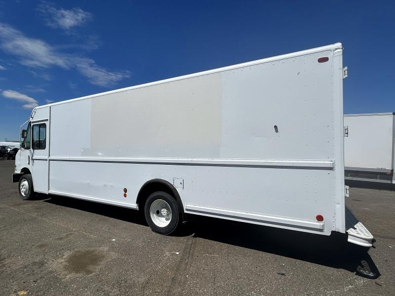 2006 Freightliner All other VIN 4UZAAPBW36CW54974 COPART salvage auction — MINOR DENT/SCRATCHES, WA - VEHICLE CERT OF OWNERSHIP-TITL, sold $1,750 on 2026-07-06 (photo 2)