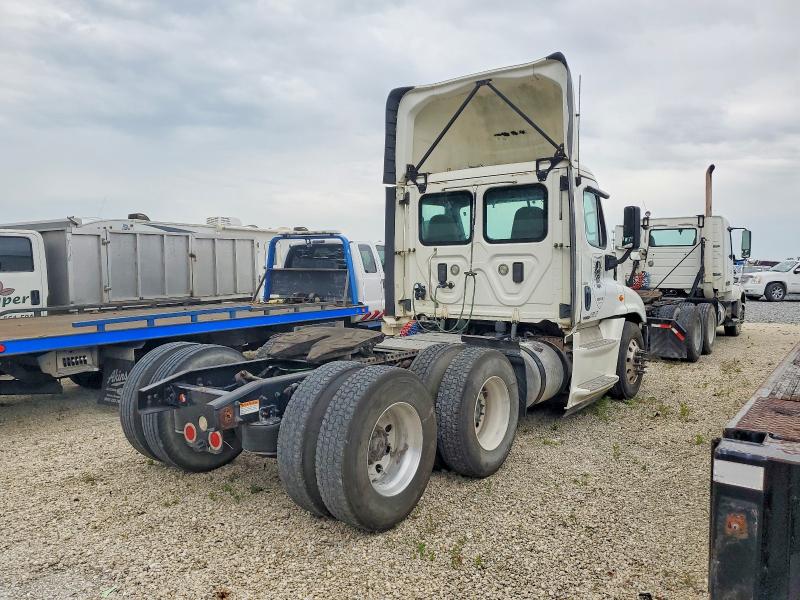 2017 Freightliner All other VIN 1FUJGEDRXHLHM7522 COPART salvage auction — MECHANICAL, WA - VEHICLE CERT OF OWNERSHIP-TITL, sold $15 on 2026-07-28 (photo 4)